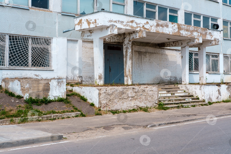 Скачать Вход в старое разрушенное здание. фотосток Ozero