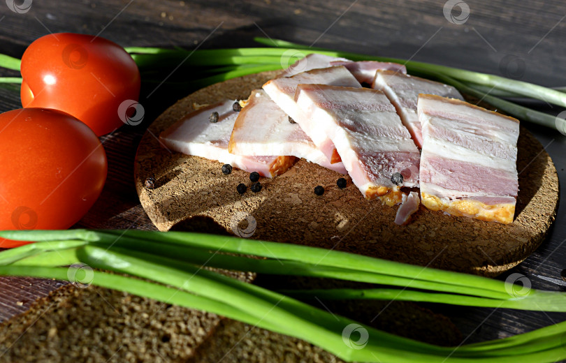 Скачать сало с черным хлебом и зеленым луком на темном фоне, русская национальная кухня фотосток Ozero