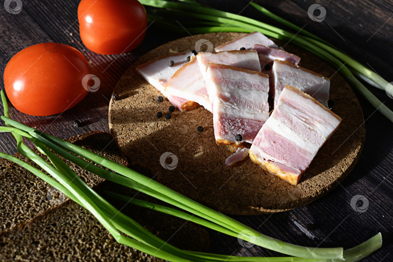 Скачать сало с черным хлебом и зеленым луком на темном фоне, русская национальная кухня фотосток Ozero