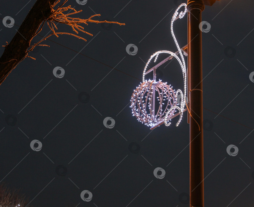Скачать Рождественское украшение на лампе. фотосток Ozero