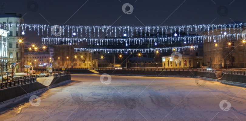 Скачать Рождественские гирлянды над рекой. фотосток Ozero