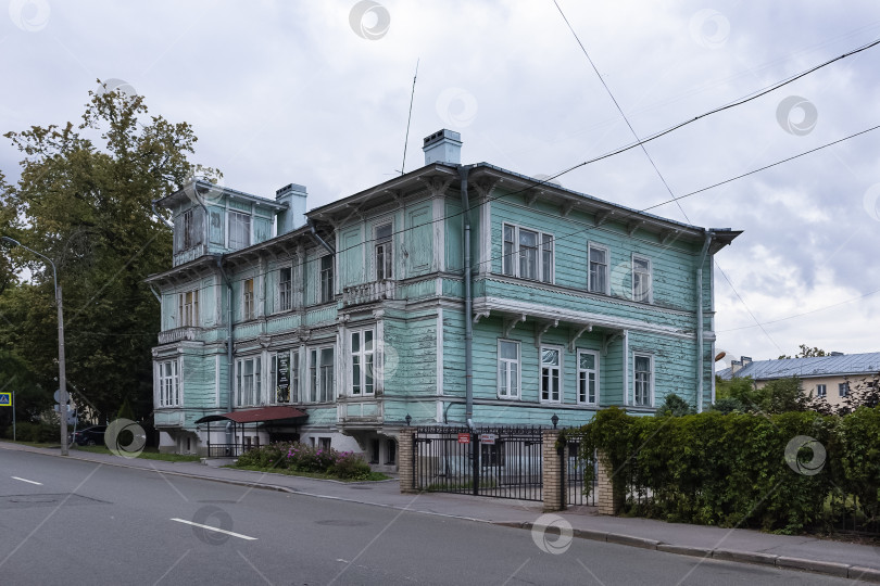 Скачать Деревянный зелёный двухэтажный дом на городской улице - Пушкин, Санкт-Петербург, Россия, Август 2023 фотосток Ozero