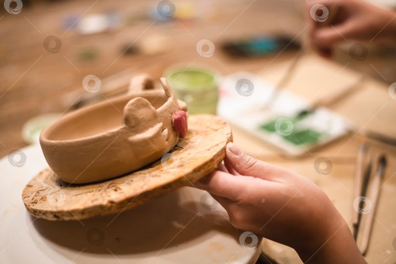 Скачать девичьи руки, гончарная мастерская и расписная чашка в мастерской скульптуры фотосток Ozero