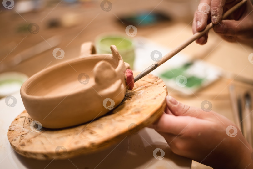 Скачать девичьи руки, гончарная мастерская и расписная чашка в мастерской скульптуры фотосток Ozero