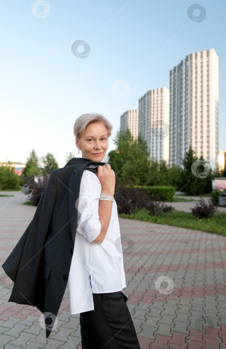 Скачать Портрет привлекательной пожилой женщины средних лет, идущей вперед по городу. Счастливый уверенный в себе человек 50-х годов фотосток Ozero