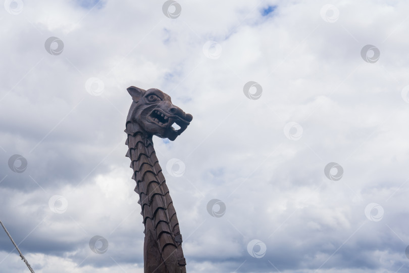 Скачать фигура на носу полномасштабной копии корабля викингов на фоне неба фотосток Ozero