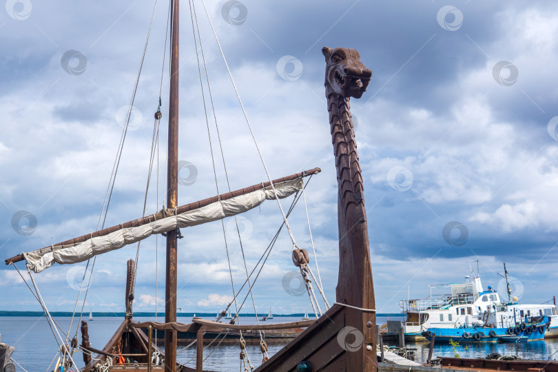 Скачать фигура на носу полноразмерной копии корабля викингов, пришвартованного в порту фотосток Ozero