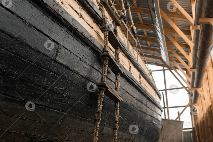 Скачать борт старого деревянного корабля с лестницей в музее фотосток Ozero