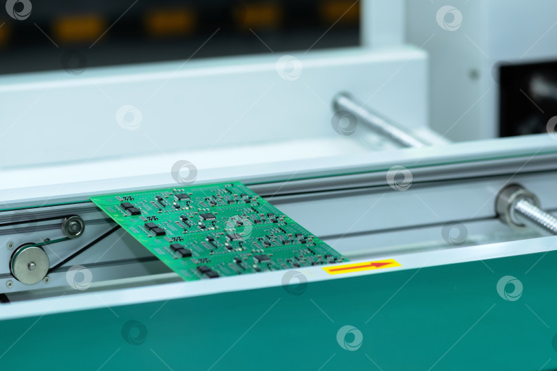 Скачать этап производства печатных плат на конвейере автоматической производственной линии фотосток Ozero