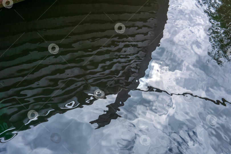 Скачать отражение в воде носа древнего корабля викингов фотосток Ozero