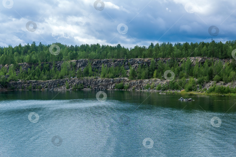 Скачать пейзаж с чистым озером на месте старого каменного карьера фотосток Ozero