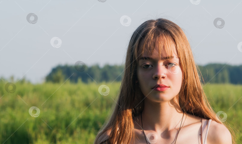Скачать Портретное изображение молодой девушки на природе фотосток Ozero