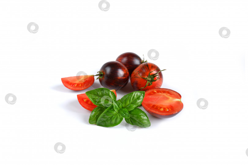 Скачать Свежий итальянский зеленый базилик и красные с темным цельные и нарезанные помидоры фотосток Ozero