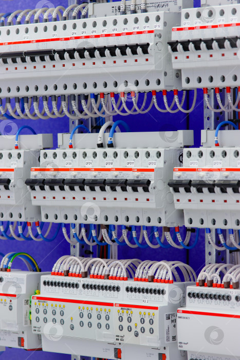 Скачать Автоматические выключатели ABB для защиты электрических нагрузок в электрическом распределительном щите. фотосток Ozero
