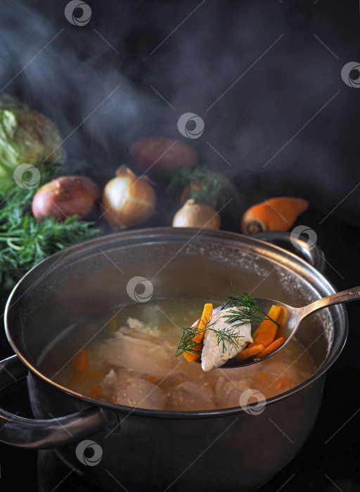 Скачать Мясной суп со свежими овощами, приготовленный на плите фотосток Ozero