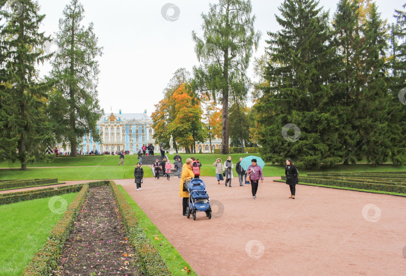 Скачать Люди гуляют по парку. фотосток Ozero