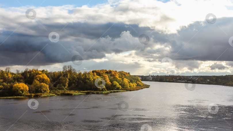 Скачать Речной осенний пейзаж. фотосток Ozero