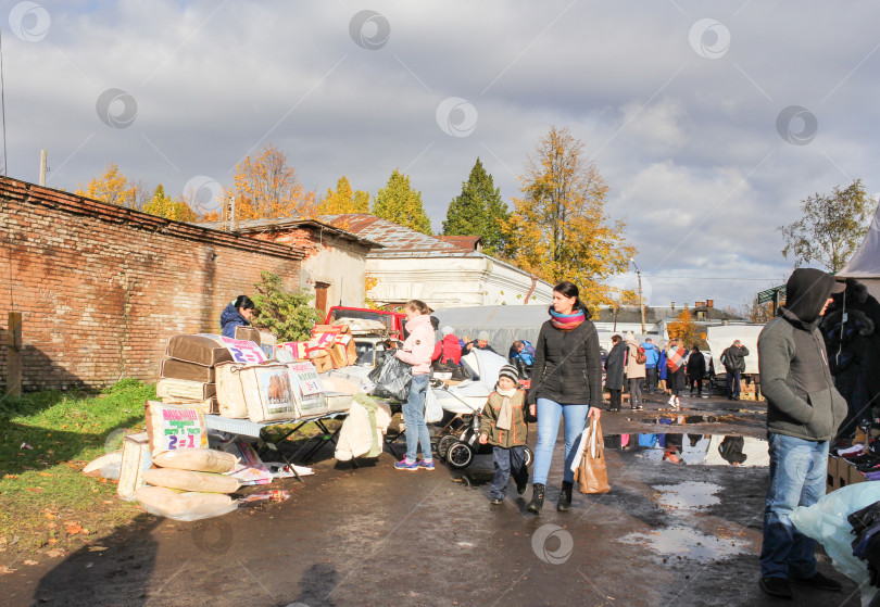 Скачать Стихийный рынок в Новой Ладоге. фотосток Ozero