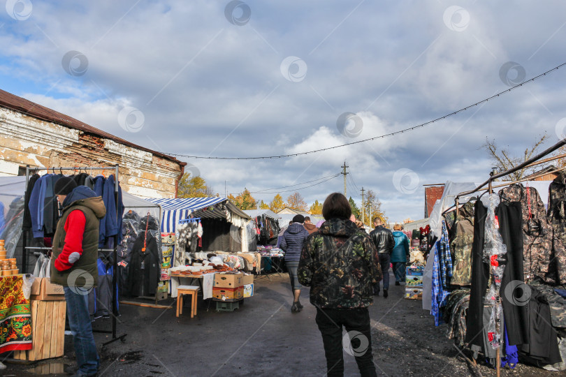 Скачать Люди на рынке. фотосток Ozero