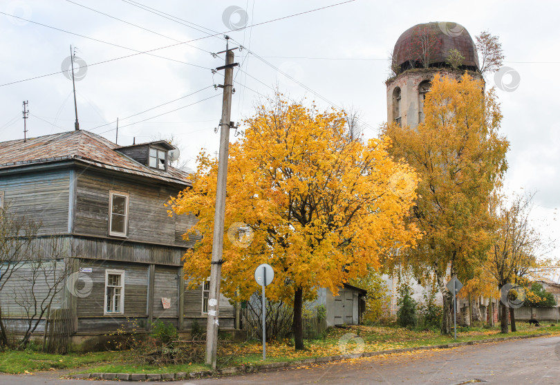 Скачать Старый дом рядом с башней. фотосток Ozero