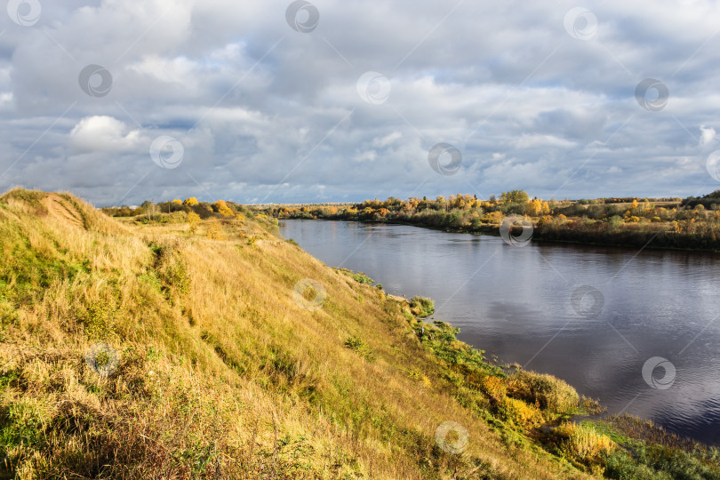 Скачать Осенние склоны у реки. фотосток Ozero