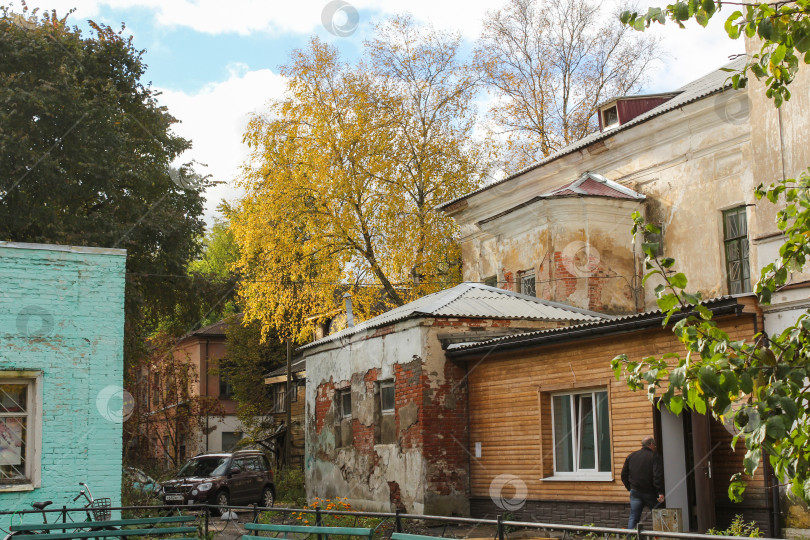 Скачать Осенний старый двор. фотосток Ozero