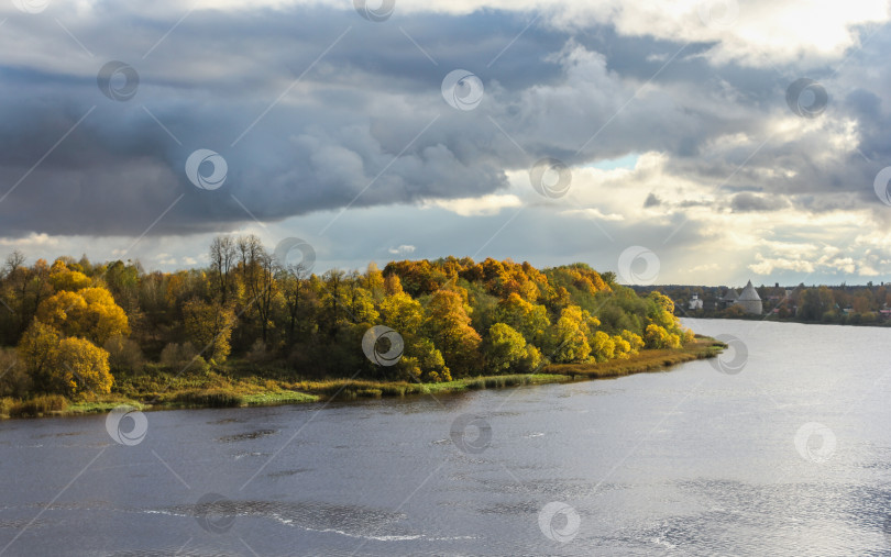 Скачать Живописное небо над рекой. фотосток Ozero