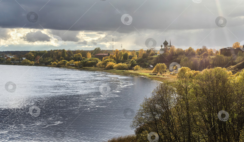 Скачать Деревня на берегу реки. фотосток Ozero