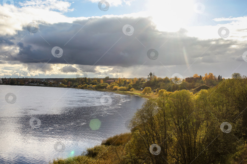 Скачать Солнце скрылось за темной тучей. фотосток Ozero