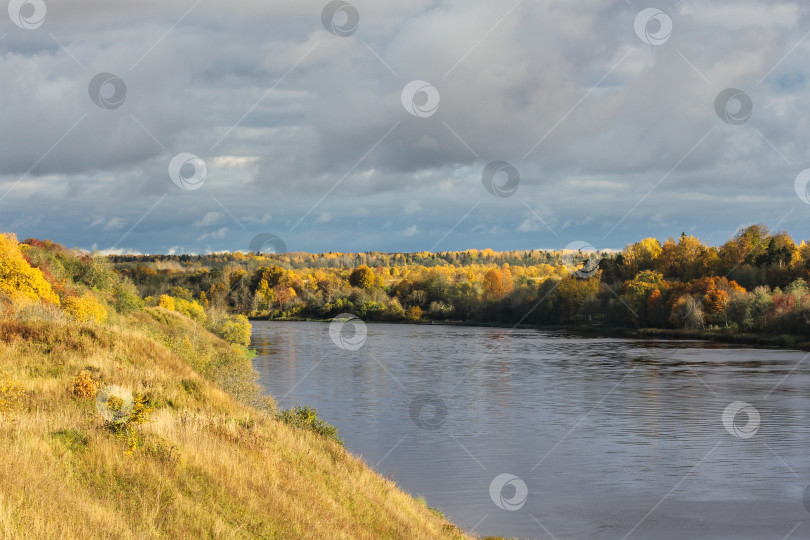 Скачать Осенние краски на берегах реки. фотосток Ozero