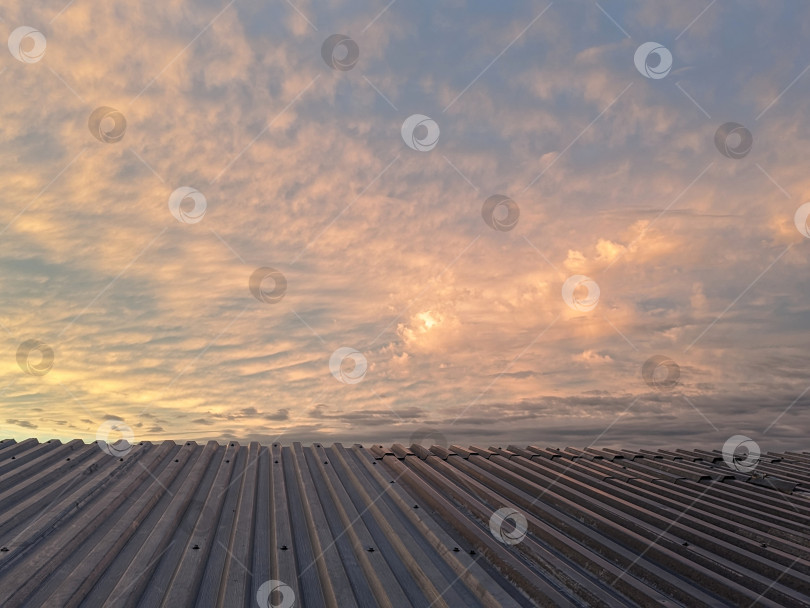 Скачать Красивое закатное небо с облаками, Россия фотосток Ozero