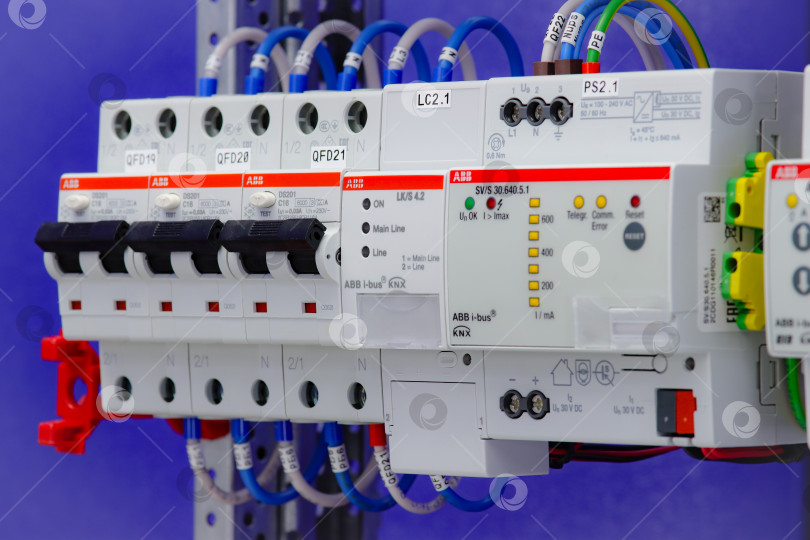 Скачать Модули автоматизации ABB для управления процессами в квартирах. Система "Умный дом". фотосток Ozero