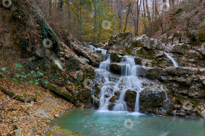 Скачать Водопад в осеннем лесу, река Аюк, Северный Кавказ, Россия фотосток Ozero