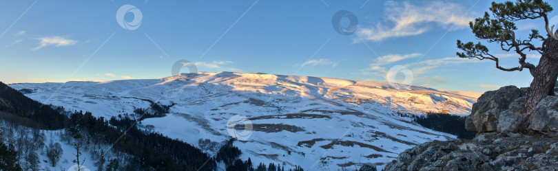 Скачать Панорама снежной горы на восходе солнца фотосток Ozero