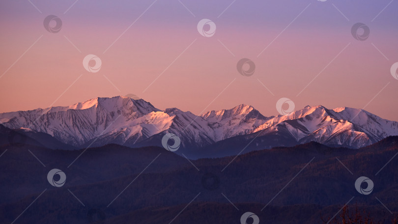 Скачать Заснеженные горы на рассвете фотосток Ozero