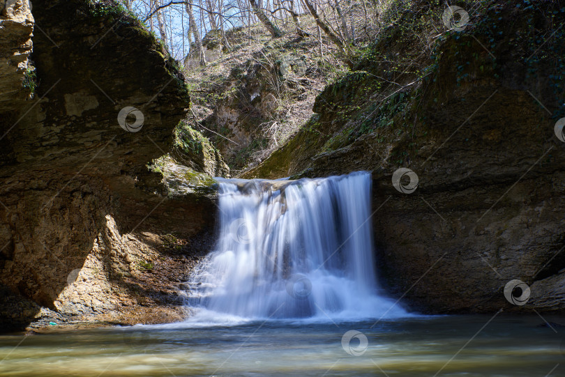 Скачать Весенний водопад на горной реке, река Мишоко фотосток Ozero