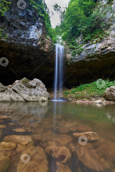 Скачать Водопад в горах Северного Кавказа. Водопад Чинарский. фотосток Ozero