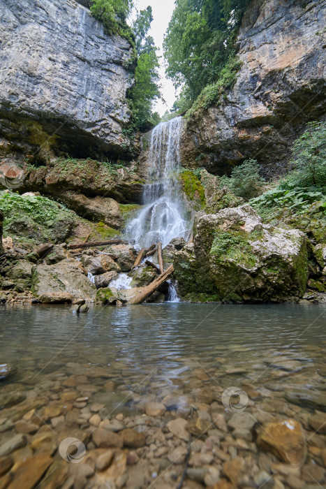 Скачать Водопад в горах Северного Кавказа. Университетский водопад. фотосток Ozero