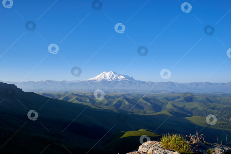 Скачать Вид на гору Эльбрус с плато Бермамыт. фотосток Ozero