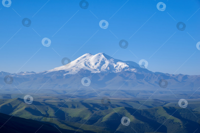 Скачать Вид на гору Эльбрус с плато Бермамыт. фотосток Ozero