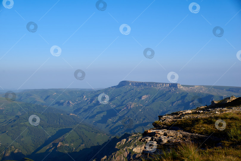Скачать Прекрасное плато Бермамыт, с которого открывается прекрасный вид на гору Эльбрус. фотосток Ozero