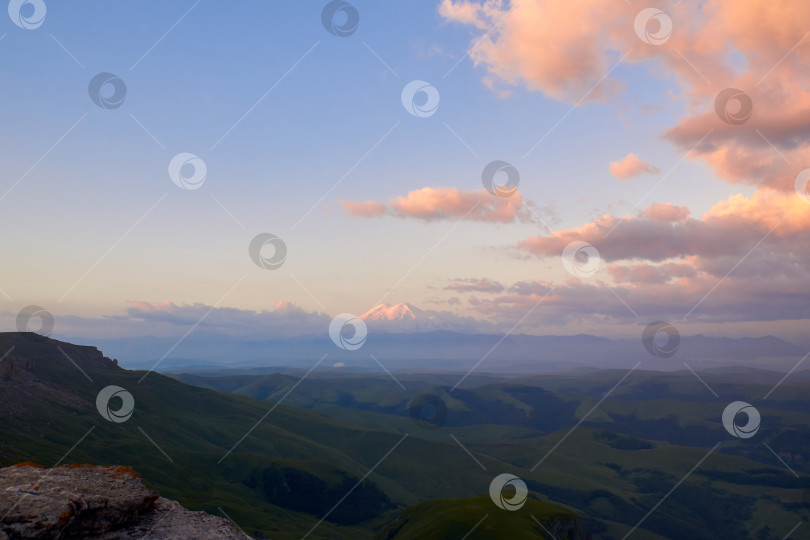Скачать Эльбрус на восходе солнца. фотосток Ozero