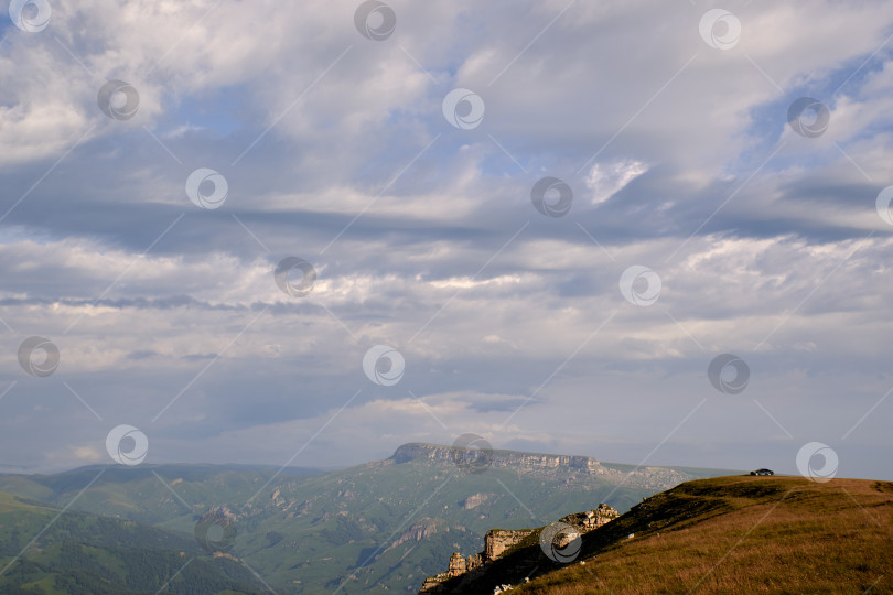 Скачать Одинокая машина на краю горного обрыва. фотосток Ozero