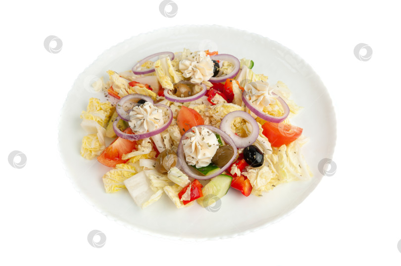 Скачать Греческий салат с пекинской капустой и творожным сыром. Крупный план, вид сверху. Белый фон. фотосток Ozero