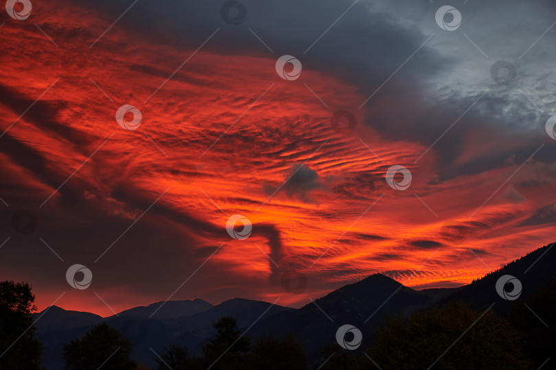 Скачать Красно-оранжевые облака на восходе солнца в горах фотосток Ozero