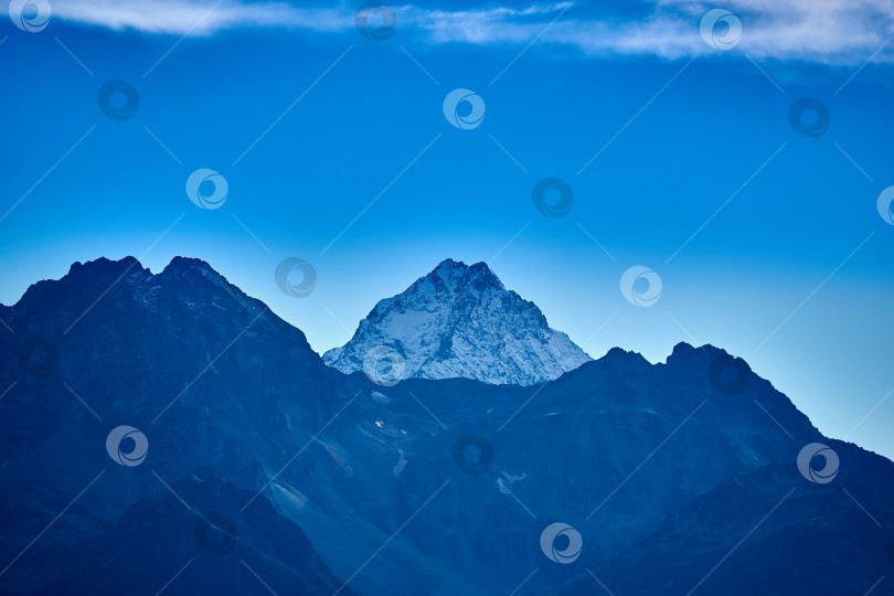 Скачать Заснеженная горная вершина. Вид на горную вершину. фотосток Ozero