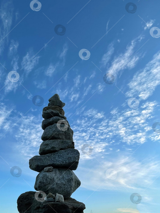 Скачать Пирамида из камней на фоне неба, концепция равновесия. фотосток Ozero