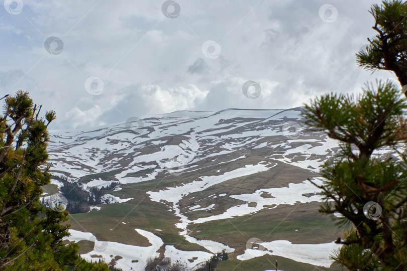 Скачать Горное плато, покрытое снегом, под серым небом фотосток Ozero