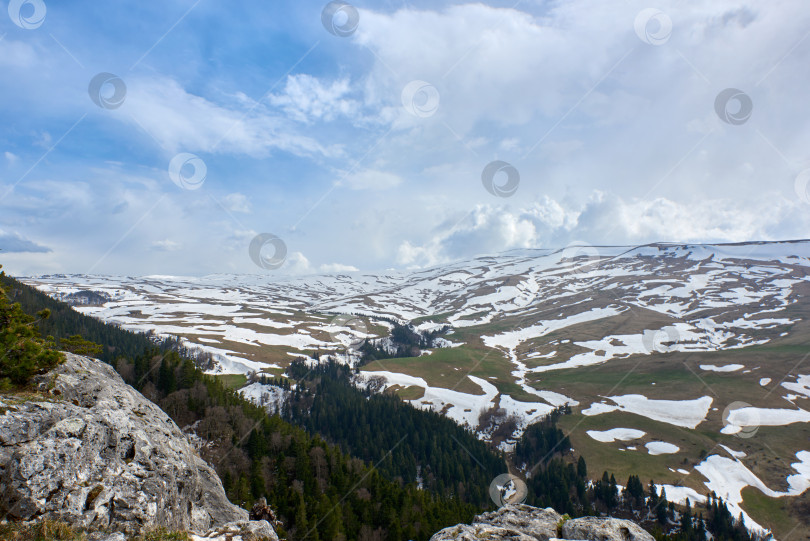 Скачать Горное плато, покрытое снегом, под серым небом фотосток Ozero