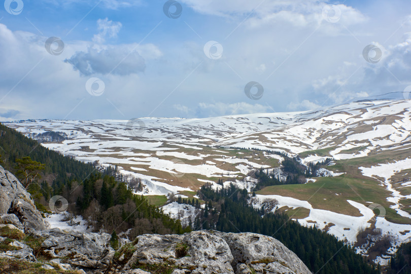 Скачать Горное плато, покрытое снегом, под серым небом фотосток Ozero